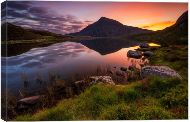 Llyn Idwal with the Pen yr Ole Wen in the mirror r Canvas Print by J.Tom L.Photography