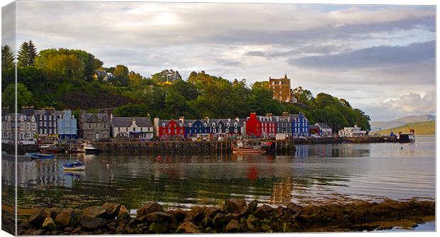 Tobermory at low tide Canvas Print by Gary Eason