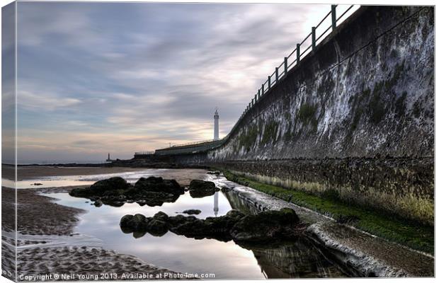 Seaburn Lighthouse at lowtide Canvas Print by Neil Young