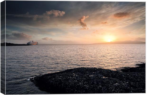  Queen Mary 2  Canvas Print by Grant Glendinning