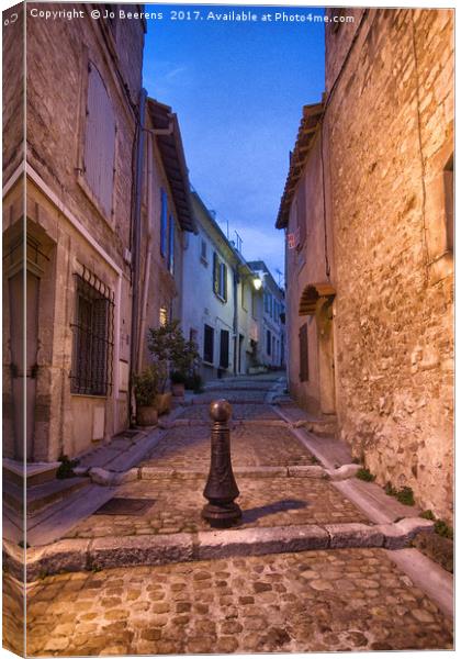 arles alley at night Canvas Print by Jo Beerens