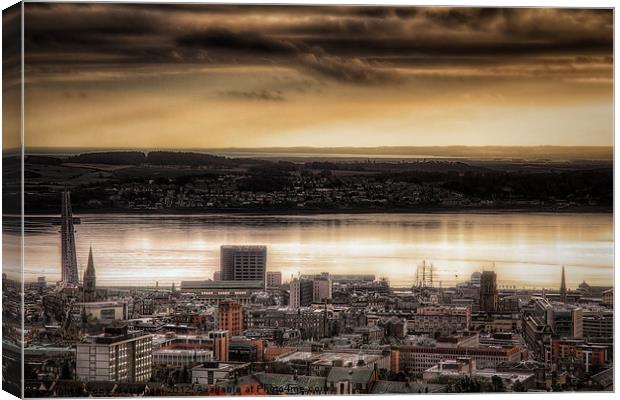 City of Dundee Canvas Print by Fiona Messenger