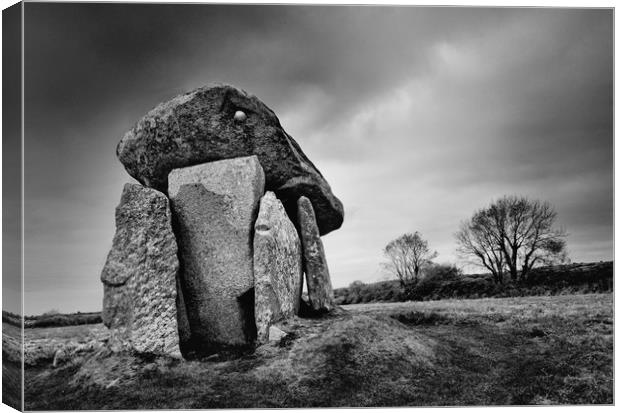 Trethevy Quoit                                     Canvas Print by Helen Cullens