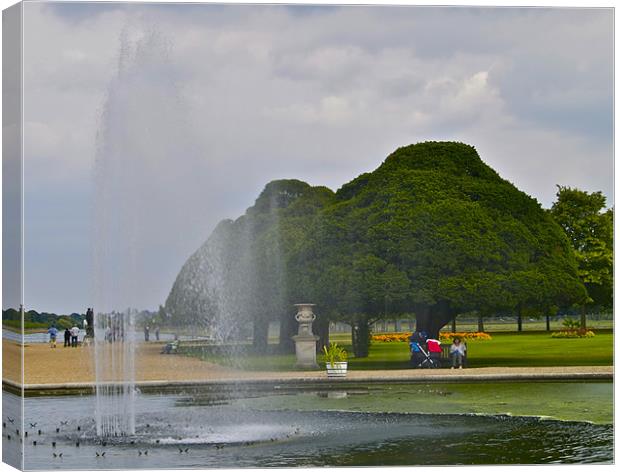 HAMPTON COURT GARDENS Canvas Print by radoslav rundic