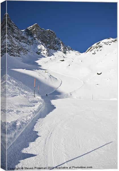 One lonely skier Canvas Print by Steven Plowman