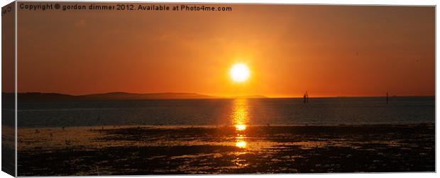 Vivid colours of Lepe sunset Canvas Print by Gordon Dimmer