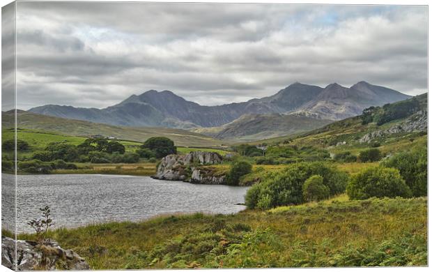 Snowdon Horseshoe Canvas Print by Val Saxby LRPS