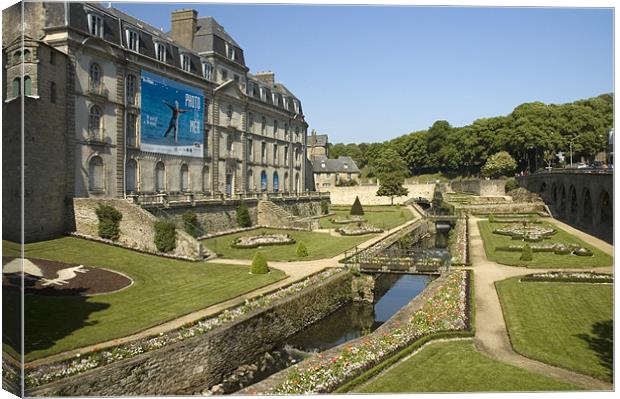 Chateau de l Hermine, Vannes, Brittany, France Canvas Print by Simon Armstrong