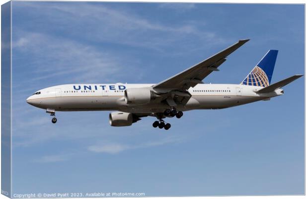 United Airlines Boeing 777-222        Canvas Print by David Pyatt