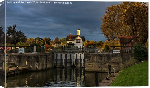  Goring Lock in Autumn Canvas Print by Ian Lewis