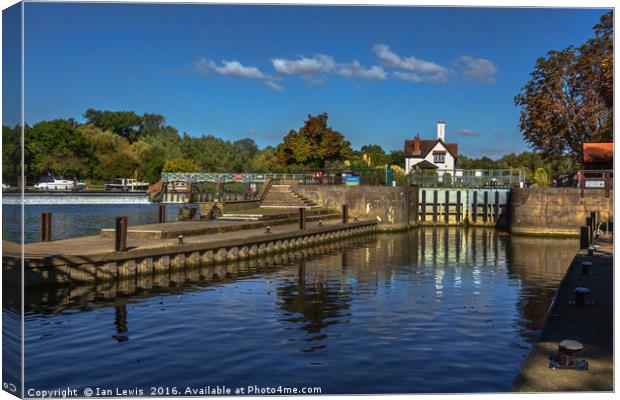 Autumn At Goring Lock Canvas Print by Ian Lewis