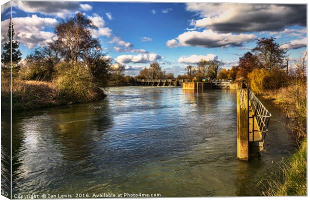 Approaching Day's Lock On The Thames Canvas Print by Ian Lewis