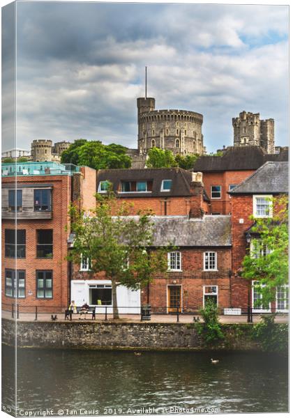 Windsor Architecture Canvas Print by Ian Lewis