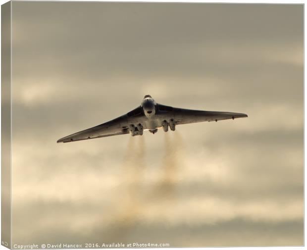 Vulcan XJ558 Canvas Print by David Hancox