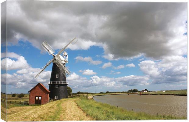 Berney Arms Mill Canvas Print by Linda Brown