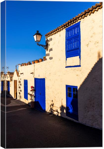 Old house in Chirche Tenerife Canvas Print by Phil Crean