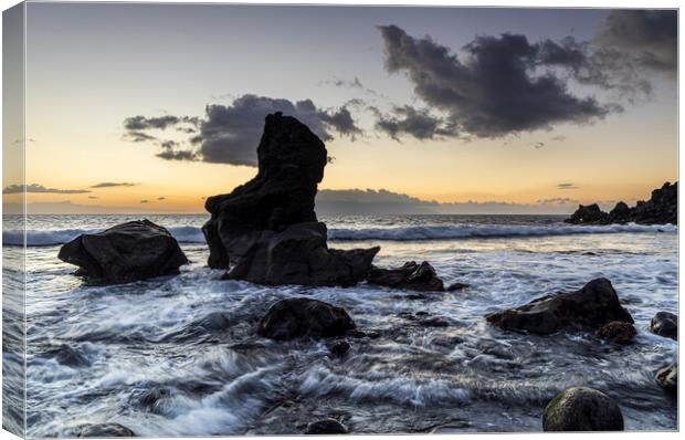 Incoming tide and rocks Canvas Print by Phil Crean