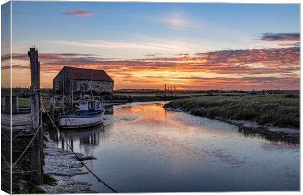 Sunset at Thornham harbour Canvas Print by Gary Pearson