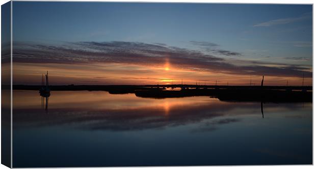 A mirrored sunset Canvas Print by Gary Pearson