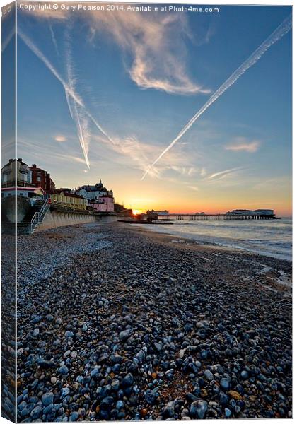 Cromer beach and pier Canvas Print by Gary Pearson