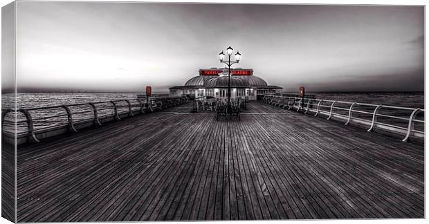 Cromer pier Canvas Print by Gary Pearson