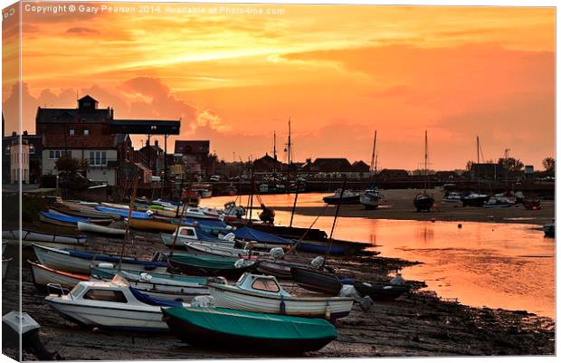  Sunset over Wells harbour Canvas Print by Gary Pearson