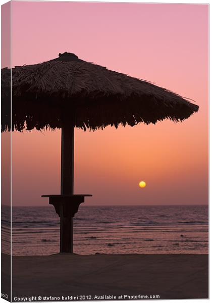 Sunrise with beach parasol, Dahab, Egypt Canvas Print by stefano baldini