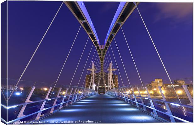 The Lowry bridge in Salford Canvas Print by stefano baldini