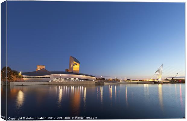 Imperial War Museum North, Salford Canvas Print by stefano baldini