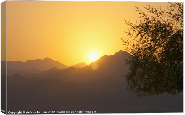 Sunset over the Sinai desert in Egypt Canvas Print by stefano baldini