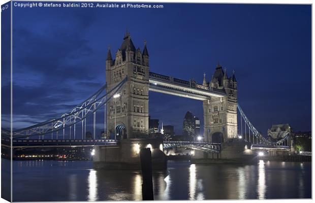 Tower Bridge in London Canvas Print by stefano baldini