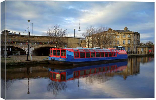 Canal Barge & Sheaf Quay House Canvas Print by Darren Galpin