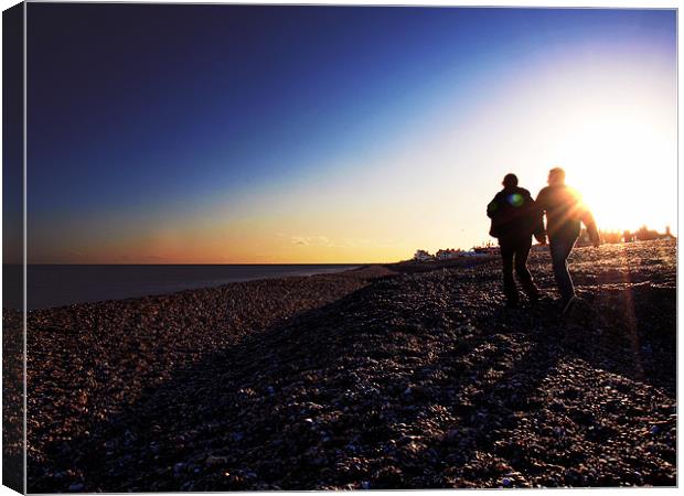 Aldeburgh, Suffolk - couple at sunset Canvas Print by Pete Townshend
