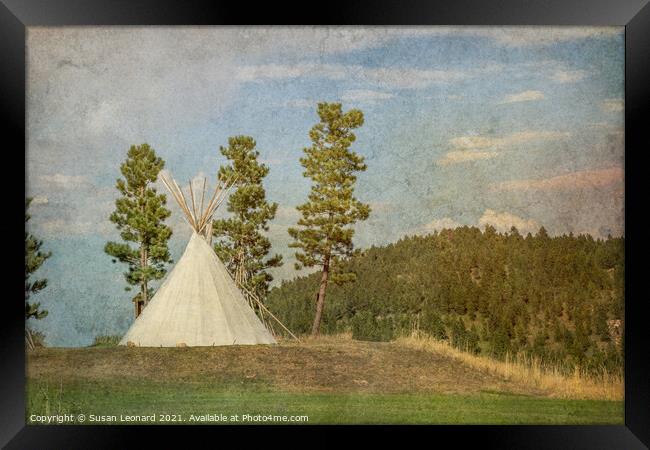 Teepee from yesteryear Framed Print by Susan Leonard