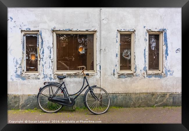 Old Bicycle Framed Print by Susan Leonard