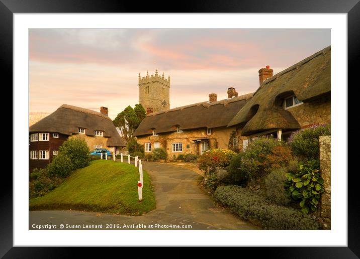 Thatched cottages Framed Mounted Print by Susan Leonard