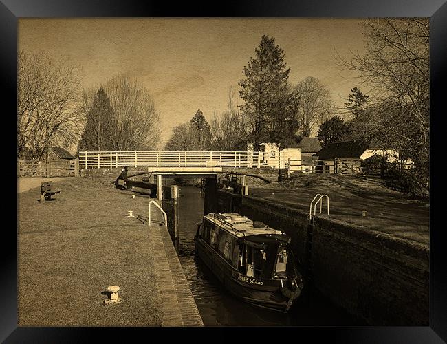Kintbury Lock Narrowboat, Kintbury, Berkshire, Eng Framed Print by Mark Llewellyn