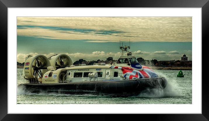 Passenger hovercraft ferry returning to Portsmouth  Framed Mounted Print by Richard Smith