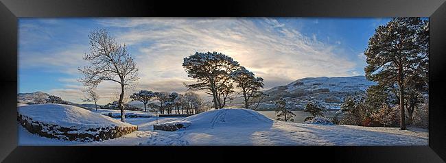 On the 'Lump', Portree, on a snow clad winters af Framed Print by Richard Smith