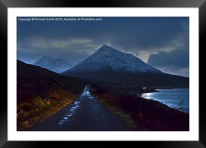  Approaching Glamaig. Framed Mounted Print by Richard Smith