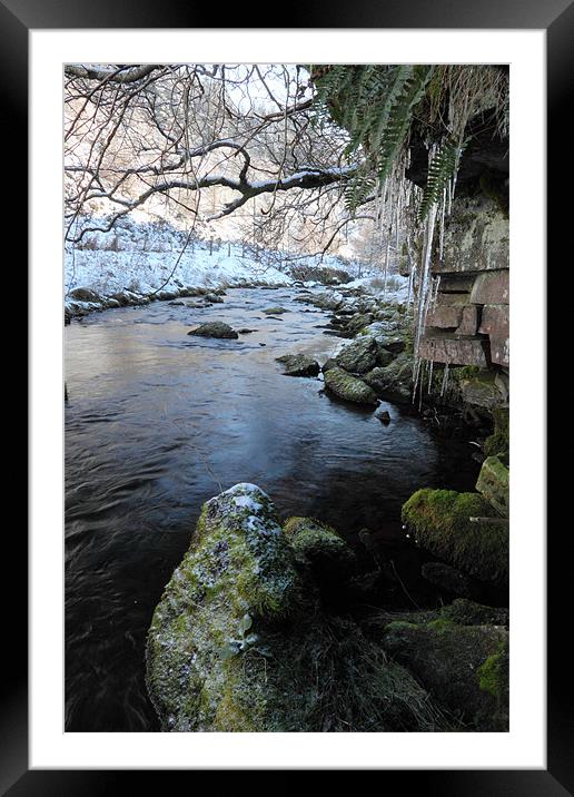 Hanging tough brecon beacons wales Framed Mounted Print by simon powell