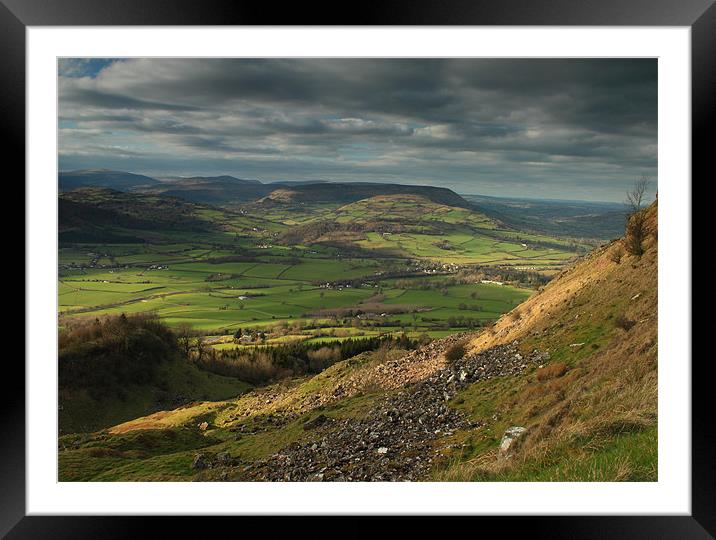 hatteral hill the black mountains brecon beacon wa Framed Mounted Print by simon powell