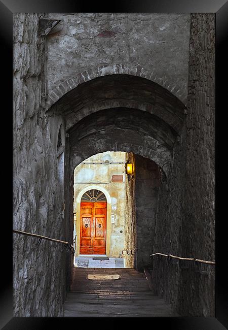 Down to the Tuscan doorway. Framed Print by Ian Duffield
