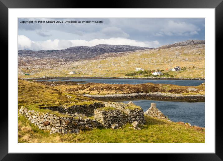 Abandoned croft at lickisto with a mountain in the background on the isle of lewis Framed Mounted Print by Peter Stuart
