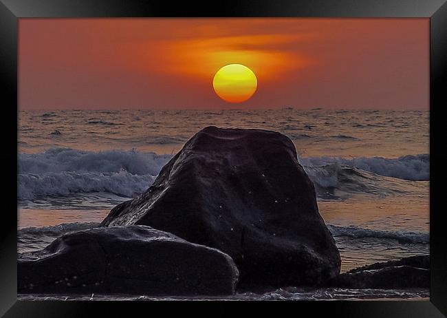 Sri Lanka : Sunset Framed Print by colin chalkley