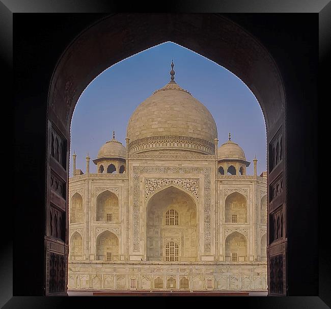Taj Mahal Framed Print by colin chalkley