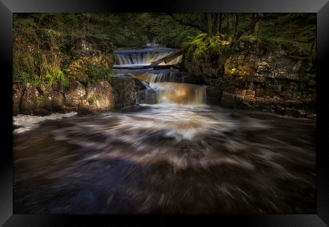 Rushing water at Horseshoe falls Framed Print by Leighton Collins