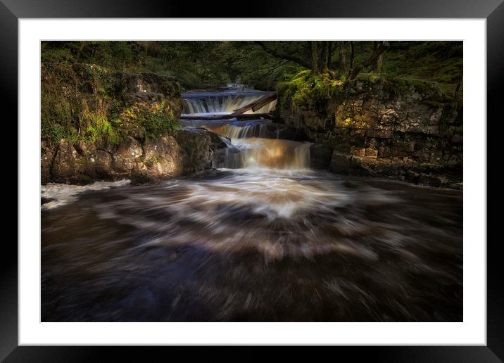 Rushing water at Horseshoe falls Framed Mounted Print by Leighton Collins