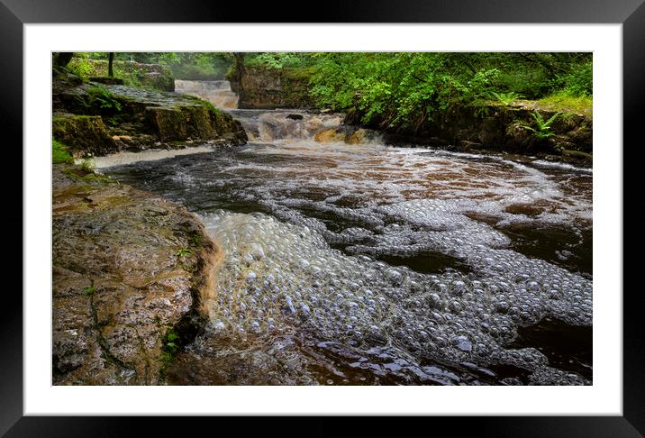 Bubbles on the water surface at Horseshoe falls Framed Mounted Print by Leighton Collins