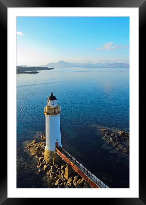 Eilean Bhan lighthouse , Isle of Skye Framed Mounted Print by Les Parsons